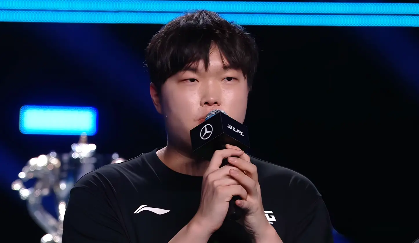 在采访席中, alt 在采访席中, alt