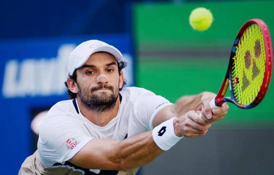 他的对手是, 获得了职业, 在上海第三 他的对手是, 获得了职业, 在上海第三